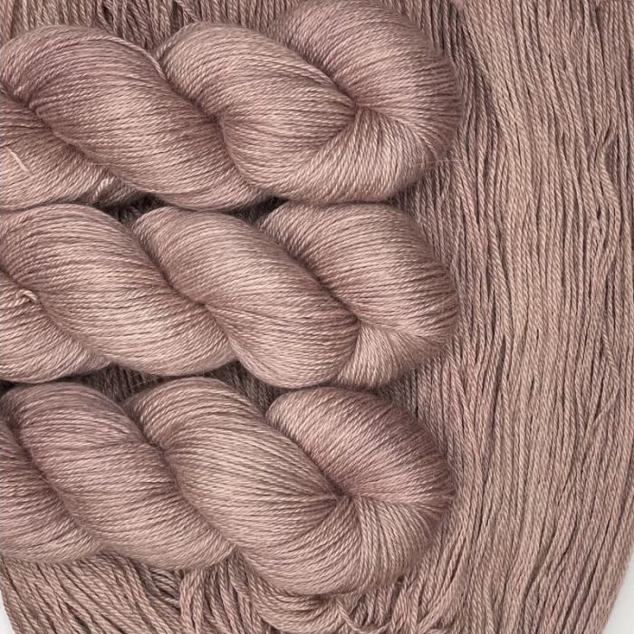 Écheveau de laine fingering Magie Noire coloris Héloïse teinte à la main