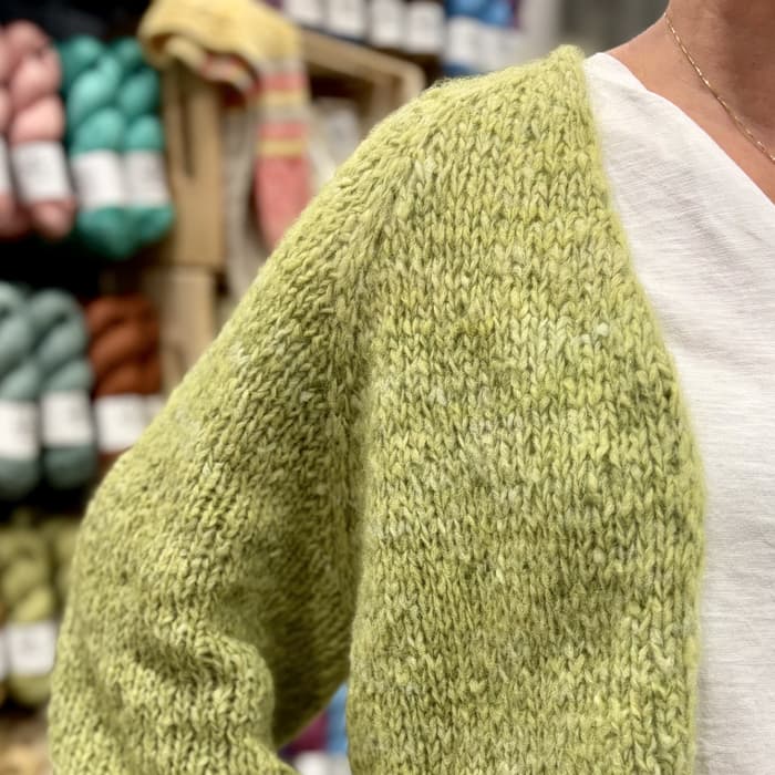 Laine teinte à la main Illusion et Aléa pour kit de tricot Isa Cardigan