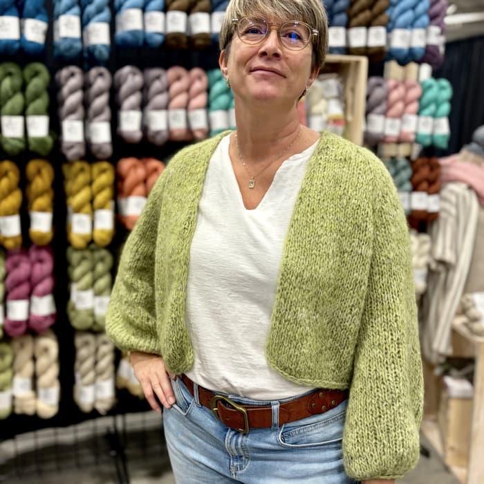 Cardigan Isa tricoté – manches bouffantes et coupe courte moderne